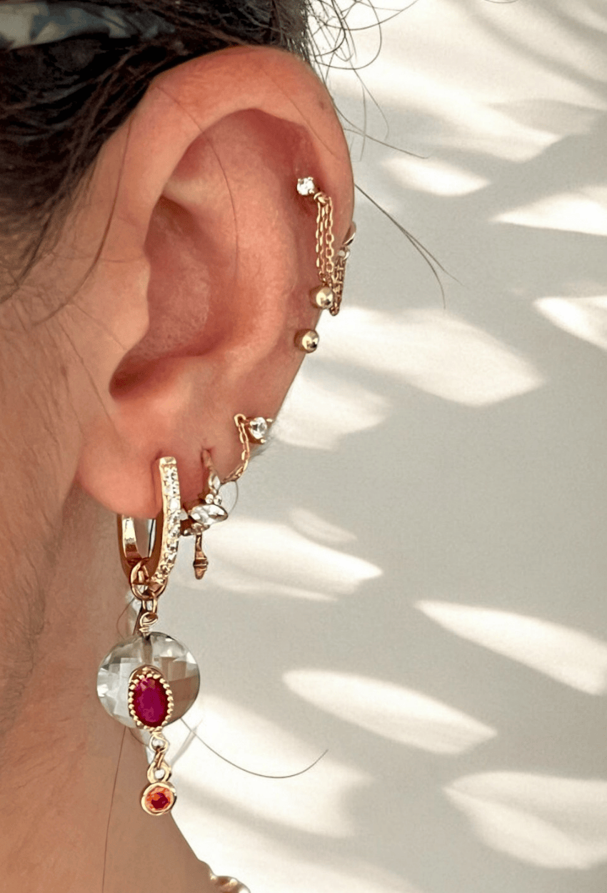 boucles_riyad_améthyste_verte_dormeuses_zircons_oreille_gauche