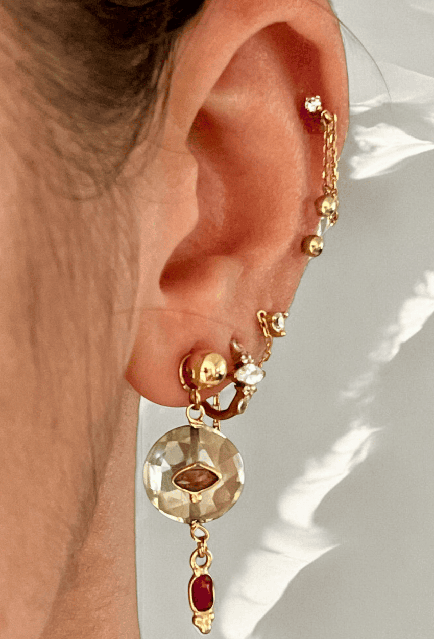 boucles_riyad_améthyste_verte_puces_oreille_gauche