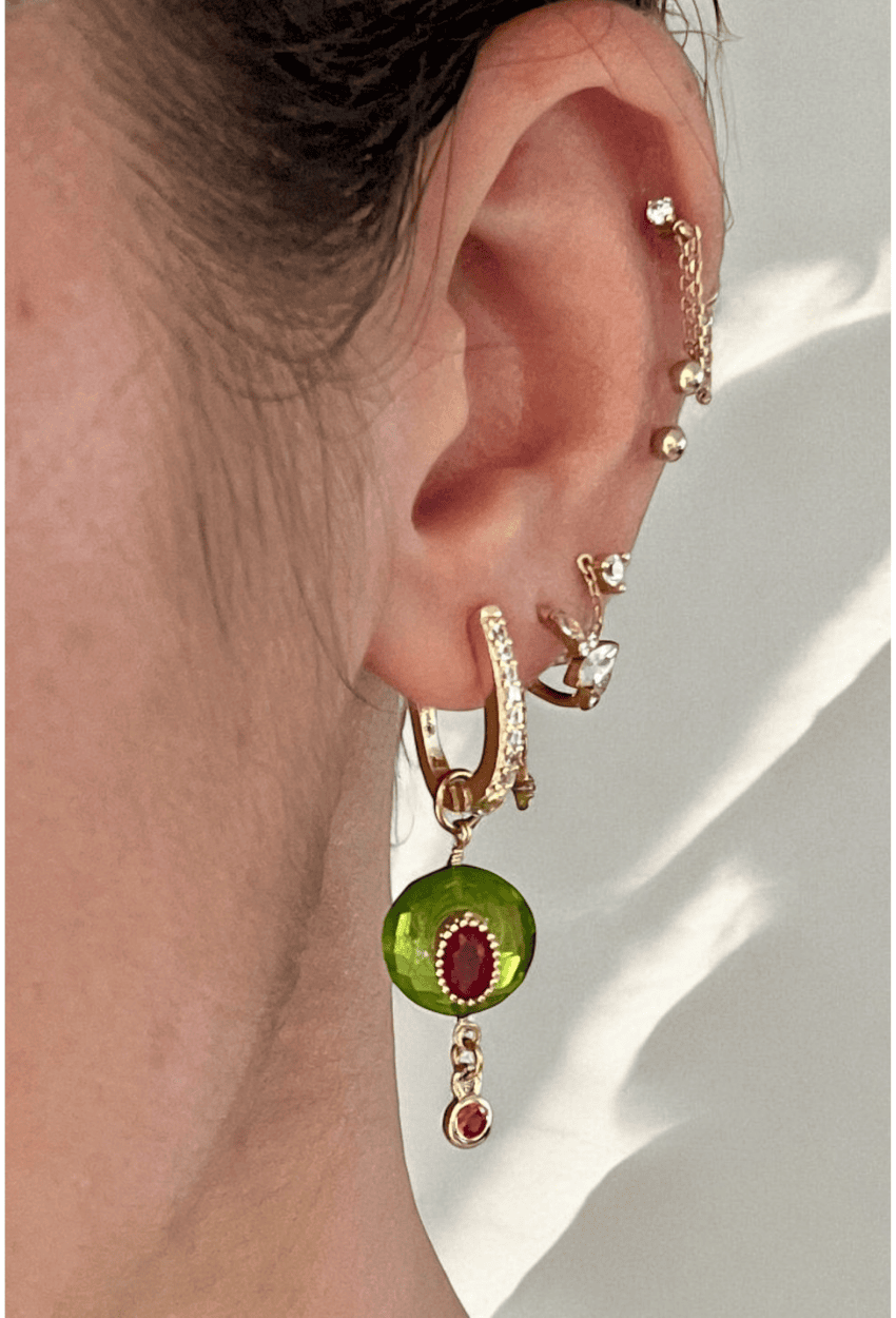 boucles_riyad_diopside_verte_dormeuses_zircons_oreille_gauche