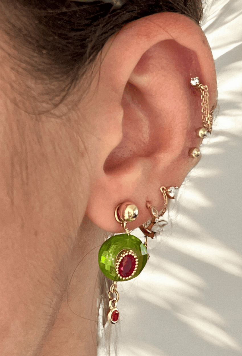 boucles_riyad_diopside_verte_puces_oreille_gauche