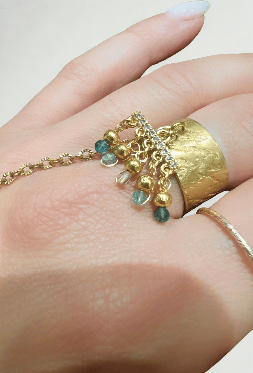 Bague APU tourmalines bleues portée