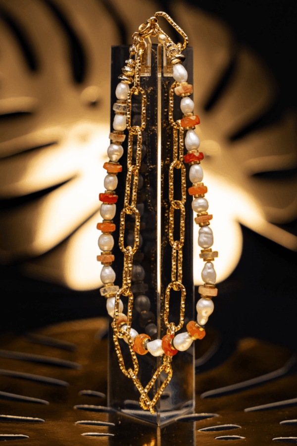 Collier MATMATA sur prisme