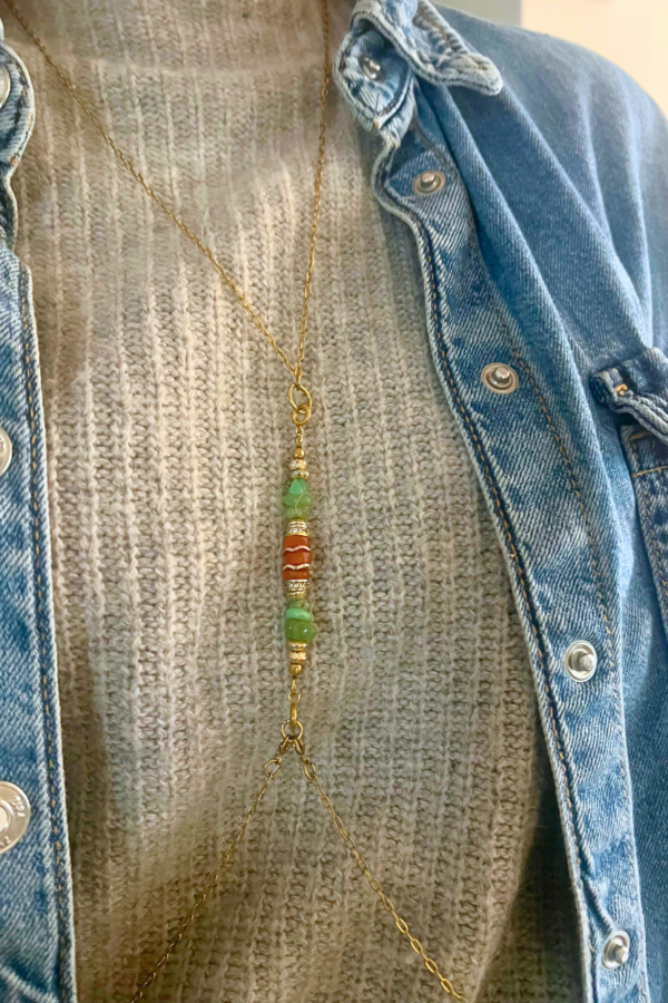 Mini-bijou en chrysoprases chips et cornalines heishis naturelles avec des apprêts en plaqué or 18k et oxydes de zirconium. Chaîne JAIPUR en acier inoxydable maille ovale.