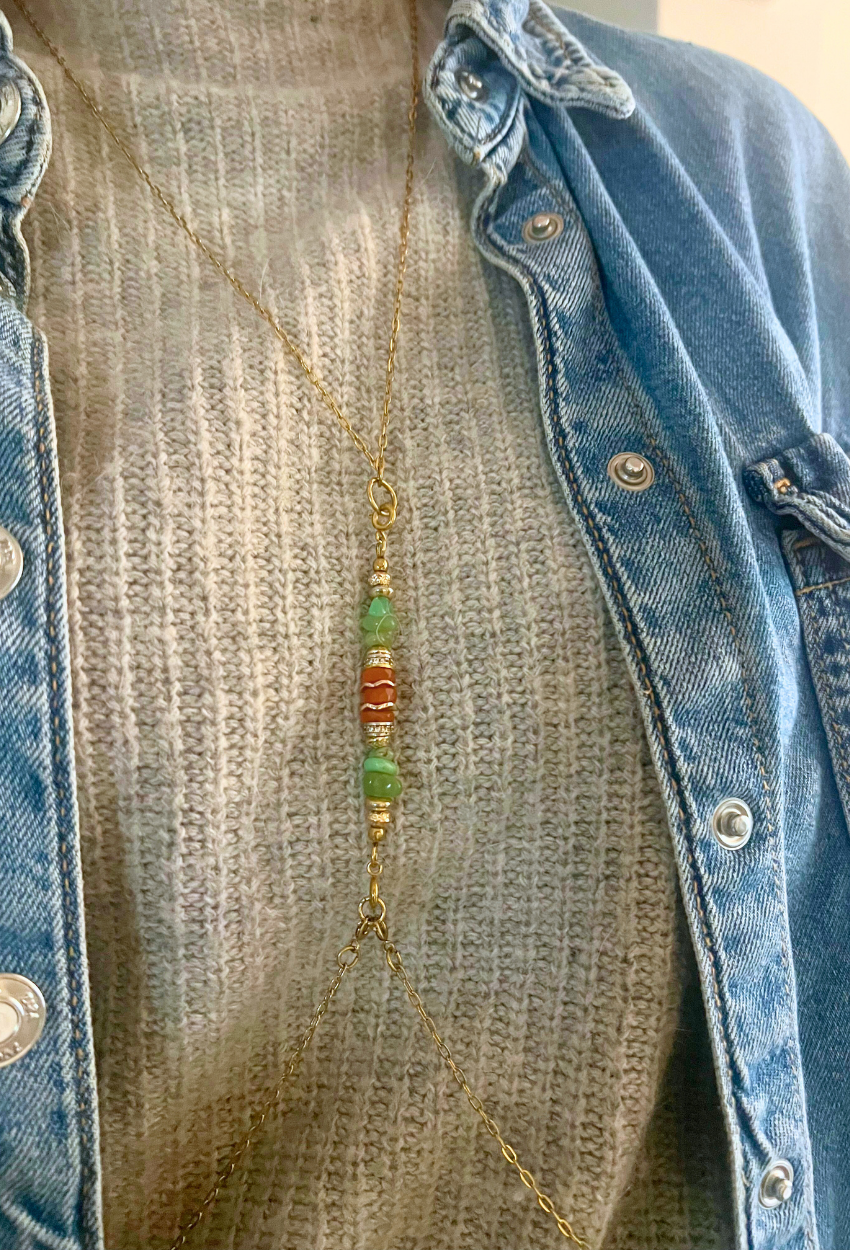 Mini-bijou en chrysoprases chips et cornalines heishis naturelles avec des apprêts en plaqué or 18k et oxydes de zirconium. Chaîne JAIPUR en acier inoxydable maille ovale.