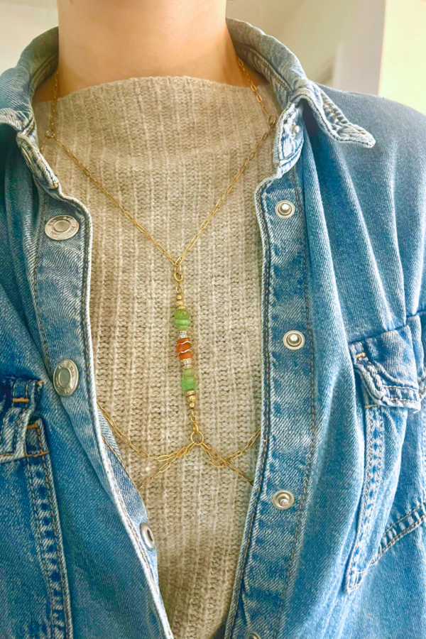 Mini-bijou en chrysoprases chips et cornalines heishis naturelles avec des apprêts en plaqué or 18k et oxydes de zirconium. Chaîne NAIROBI en acier inoxydable maille ovale.