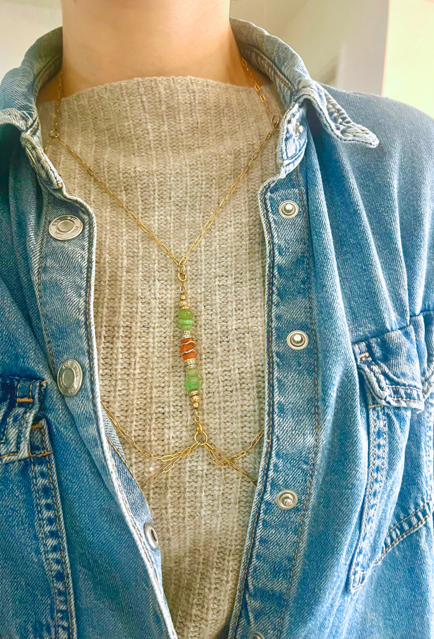 Mini-bijou en chrysoprases chips et cornalines heishis naturelles avec des apprêts en plaqué or 18k et oxydes de zirconium. Chaîne NAIROBI en acier inoxydable maille ovale.