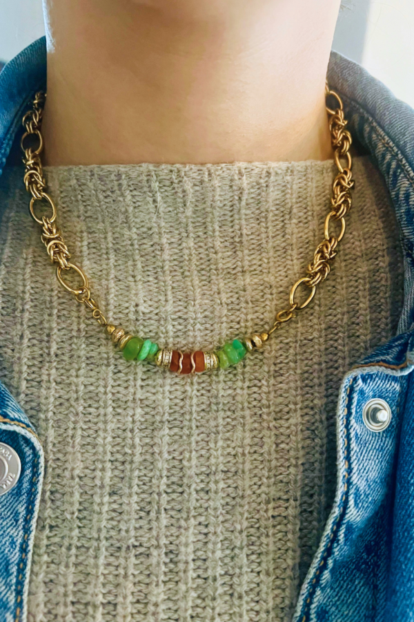 Mini-bijou en chrysoprases chips et cornalines heishis naturelles avec des apprêts en plaqué or 18k et oxydes de zirconium. Chaîne en acier inoxydable maille byzantine.