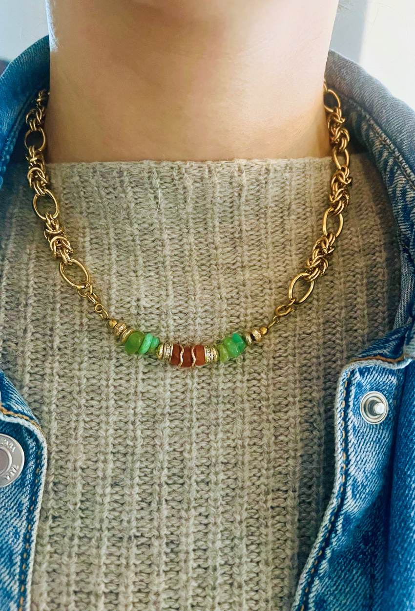 Mini-bijou en chrysoprases chips et cornalines heishis naturelles avec des apprêts en plaqué or 18k et oxydes de zirconium. Chaîne en acier inoxydable maille byzantine.